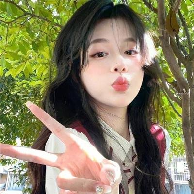 随盲柳入眠的女人