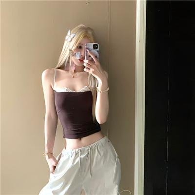 与一位女士合影